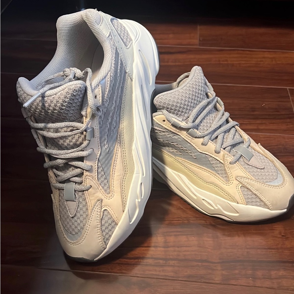 EUC: Yeezy Boost 700 v2 “Cream” - 9